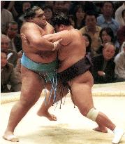 Tosanoumi overpowers Musashimaru at Kyushu sumo